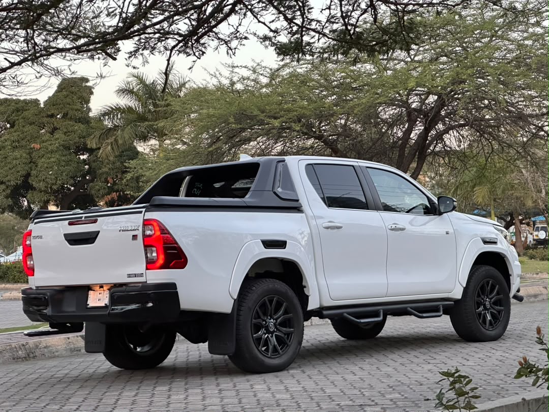 TOYOTA HILUX DOUBLE CABIN thumbnail 7